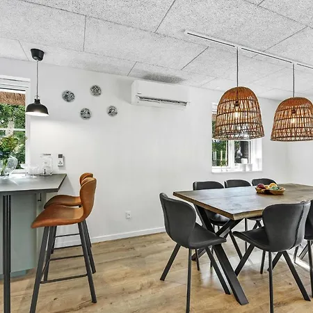 3 Bedroom Lovely In בלבאנד